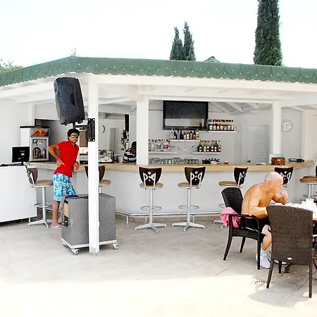 Üdülőközpont Costa Queen Suites 3*