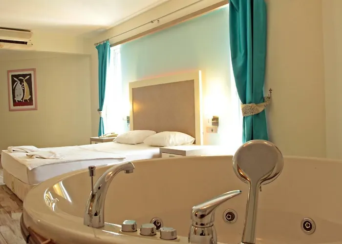 Costa Queen Suites منتجع