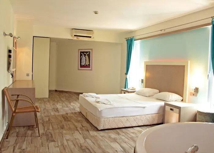 Costa Queen Suites منتجع غومْبيت