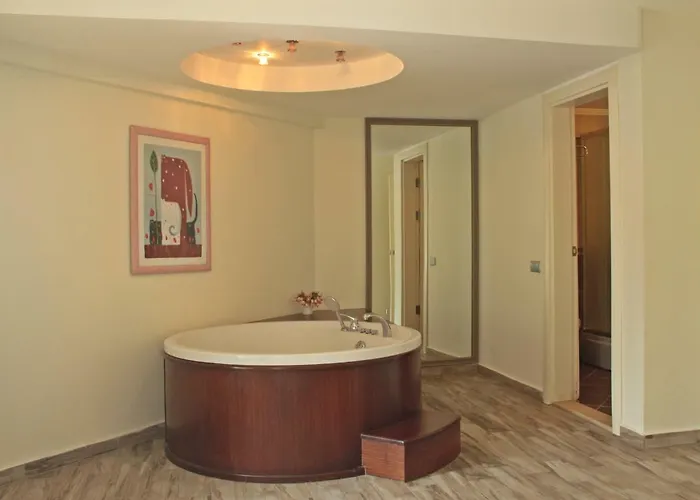 Costa Queen Suites منتجع غومْبيت