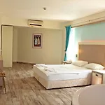 Costa Queen Suites منتجع غومْبيت